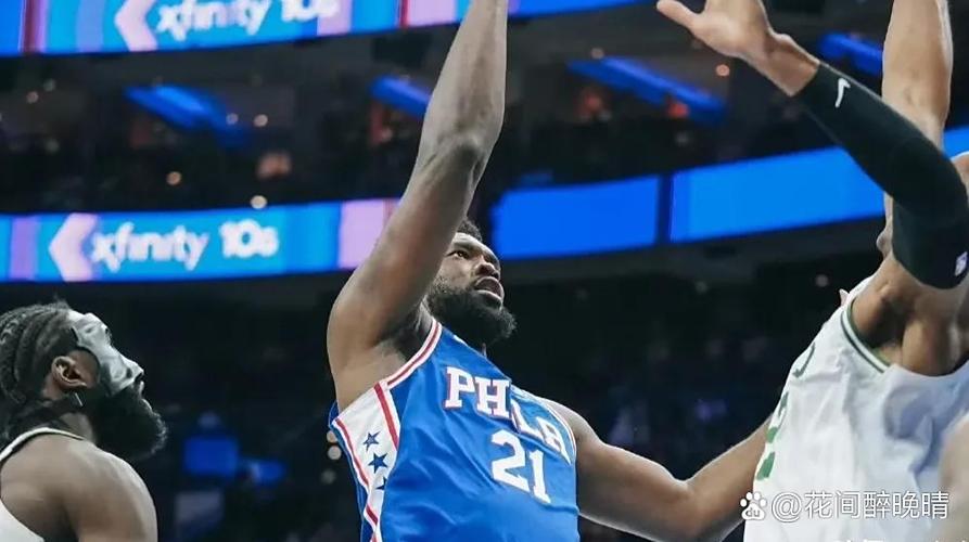 恩比德从后方主动拉住哈登示好：我知道你生气 但我还是要打招呼