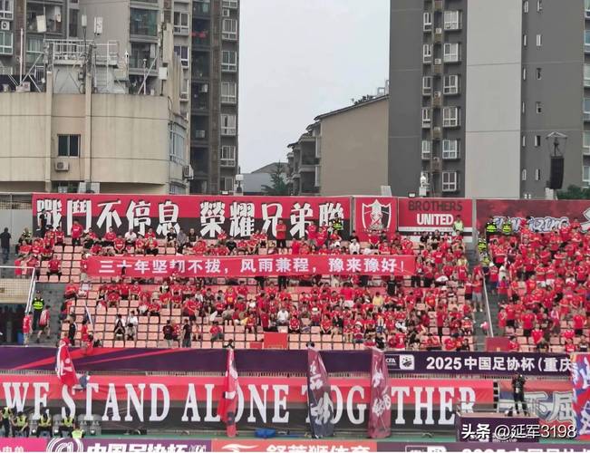 重庆铜梁龙中超主场首战票价引发球迷不满，网传球队门口被寄韭菜