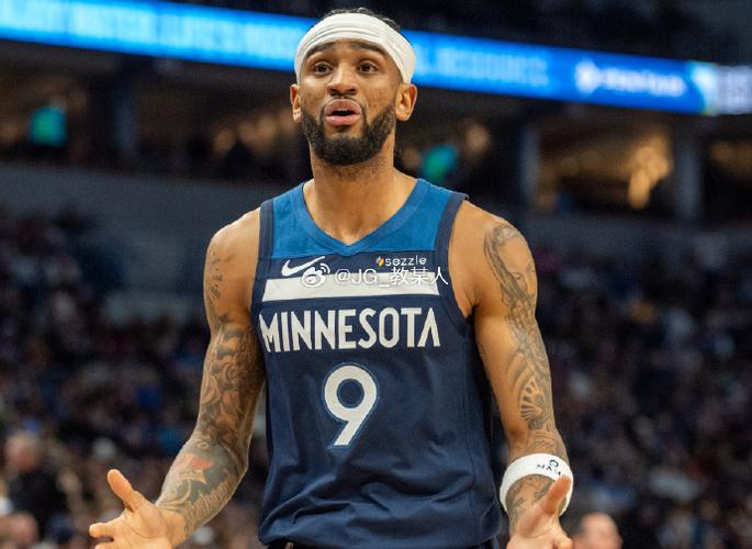 精准打击！亚历山大-沃克半场7中6拿到14分 三分2中2