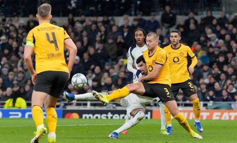 建议换人？罗梅罗赛中到场边和图多尔耳语几句，随后金斯基被换下