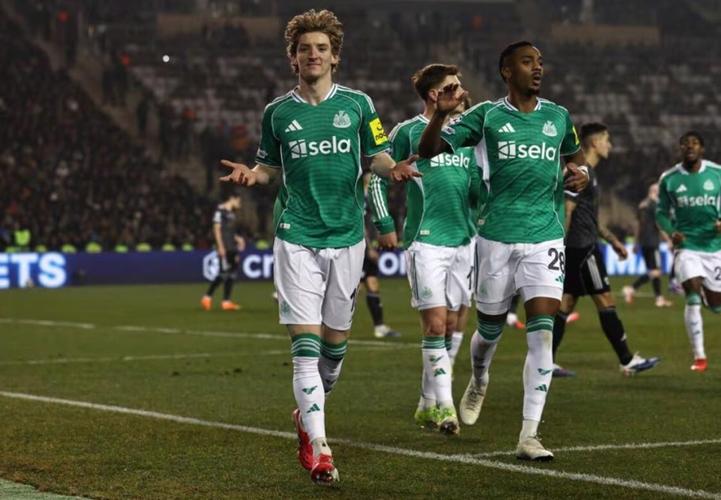 戈登10球+巴恩斯6球，欧冠首次有同队两名英格兰球员合计打进16球