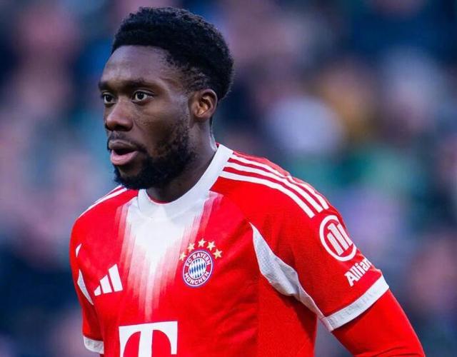 记者：阿方索·戴维斯疑似旧伤复发，穆西亚拉一瘸一拐登上大巴