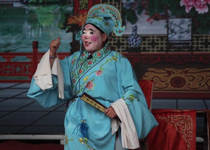 丢球大锅？阿劳霍前场抽筋爬回场内被裁判制止，小跑回防站住看戏