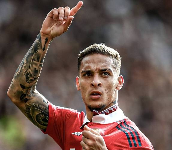 曼联球迷抗议遇袭事件近一年未决，调查迟缓引发当事人强烈不满