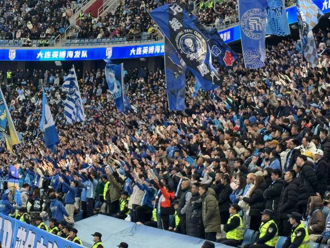 沪媒：新赛季中超首轮场均近2.9万人，联赛人气回暖