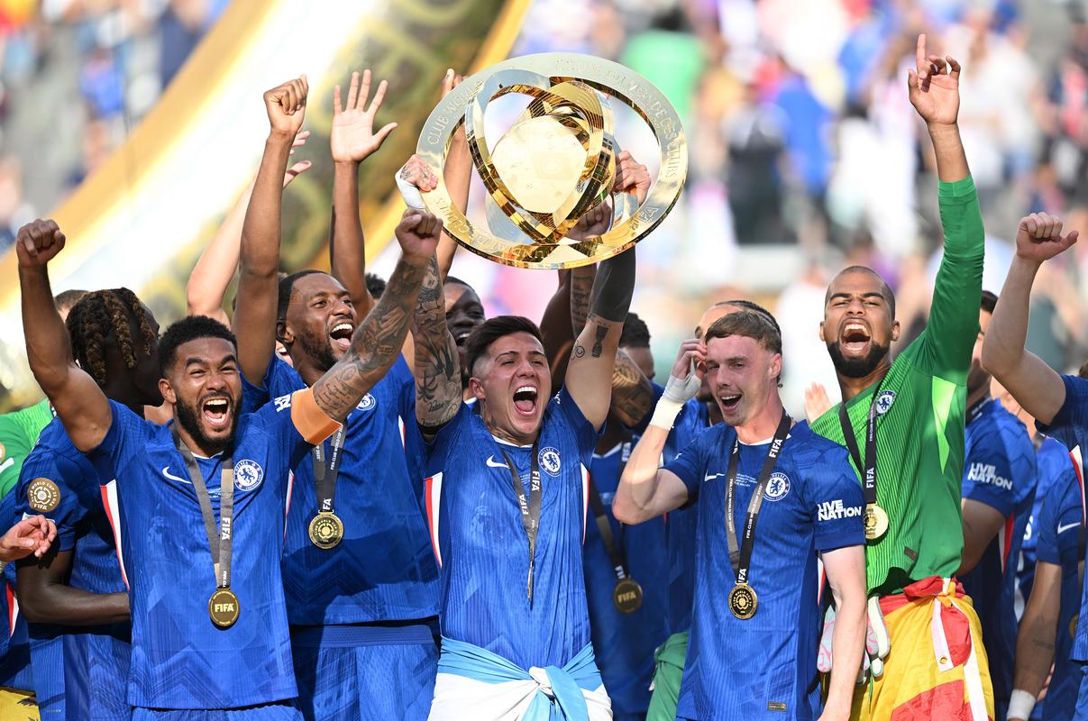 挑战卫冕冠军！切尔西发布客战巴黎欧冠海报：库库、凯塞多领衔