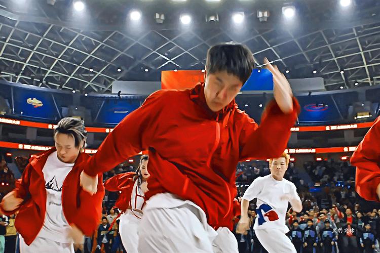 客战闪耀哥！特林康谈人造草：我开玩笑说我们应该赤脚踢这场比赛