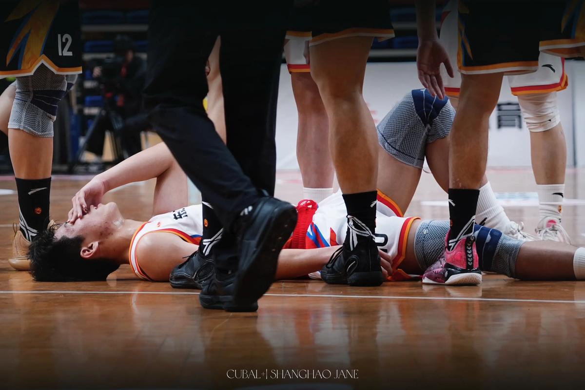 沮丧！约恩森赛后最初离场，桑切斯说服其回到球场内参与谢场