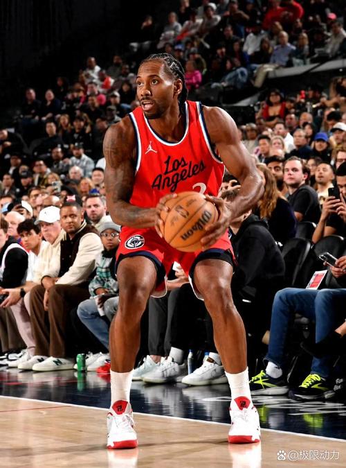 状态火热！伦纳德连续3场比赛半场砍下20+ 今天上半场狂揽28分