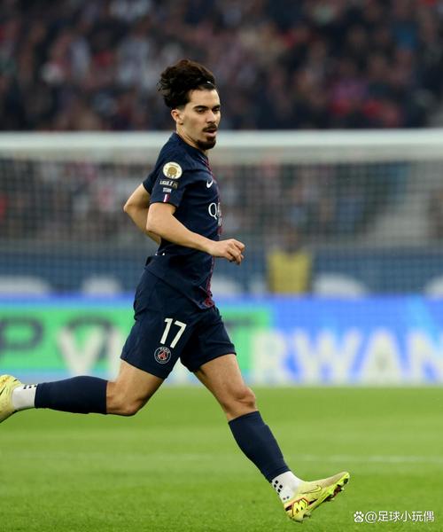 赛后维蒂尼亚找恩佐聊天被其一把推开，维蒂尼亚持续沟通解释