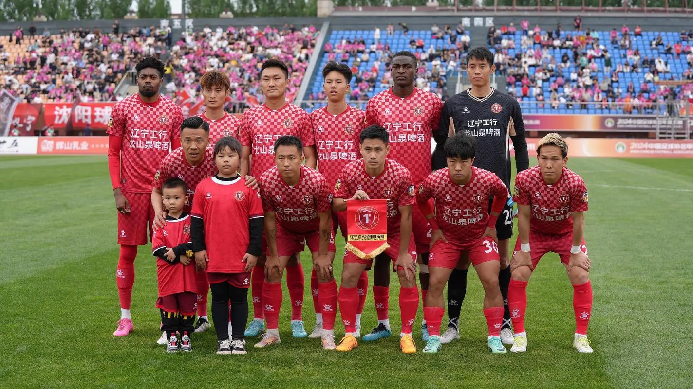 “东北超”沈阳队以辽宁铁人梯队球员为主体，并采取多渠道选材