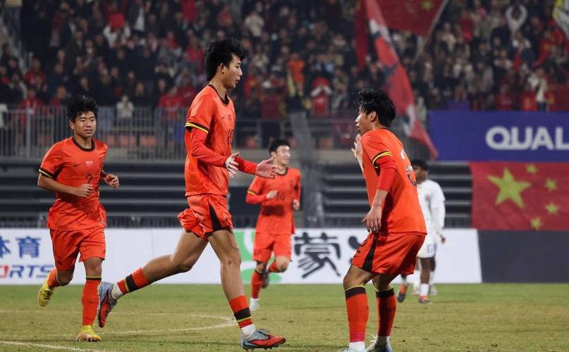 记者：因参加中超第二轮比赛，邝兆镭和刘致成推迟赴U17国足报道