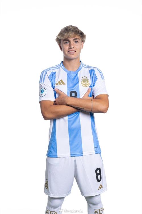 18岁上演巴萨一线队首秀！每体：埃斯帕特来自拉玛西亚，曾踢中场