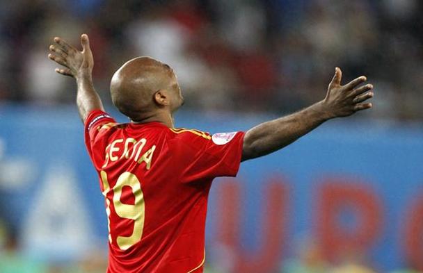 每体：亚马尔因身体不适缺席今日训练，但仍有很大可能出战塞维