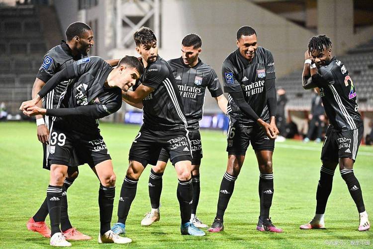 阿斯：塞尔塔球迷与里昂球迷冲突，造成3人受伤+2人伤势重进医院