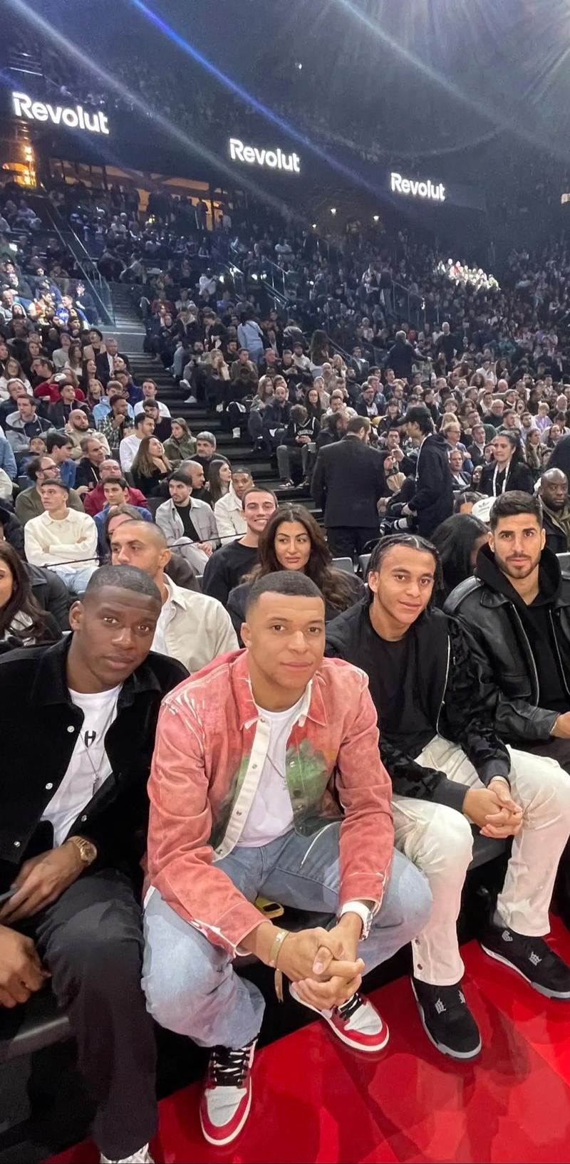 记者：姆巴佩恋情曝光前另有约会对象，他很会玩或许现还单身