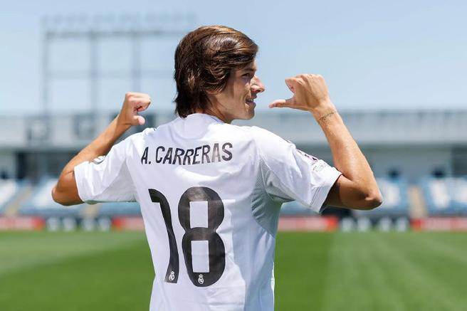 皇马边卫卡雷拉斯获得银卡拉贝尔奖，姐姐保拉代他出席领奖