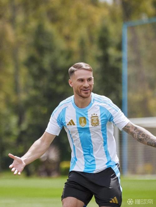 麦卡利斯特：我想回国踢球但不能自私做决定，很想回阿根廷青年人