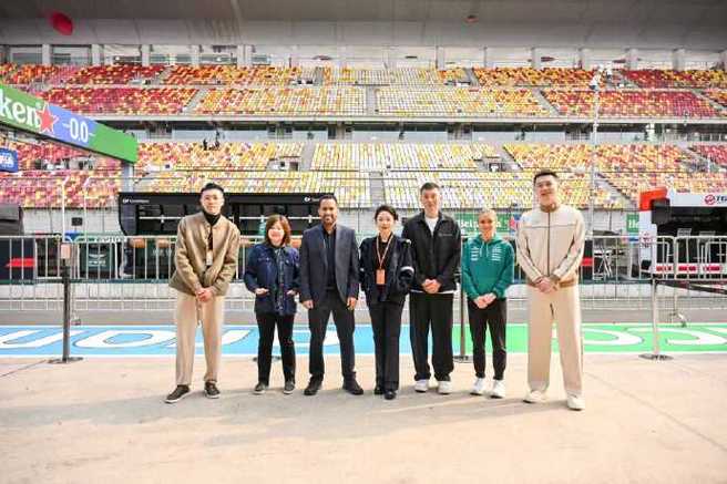 杨鸣晒与阿隆索、潘晓婷、刘炜的合照：看看F1到底咋回事