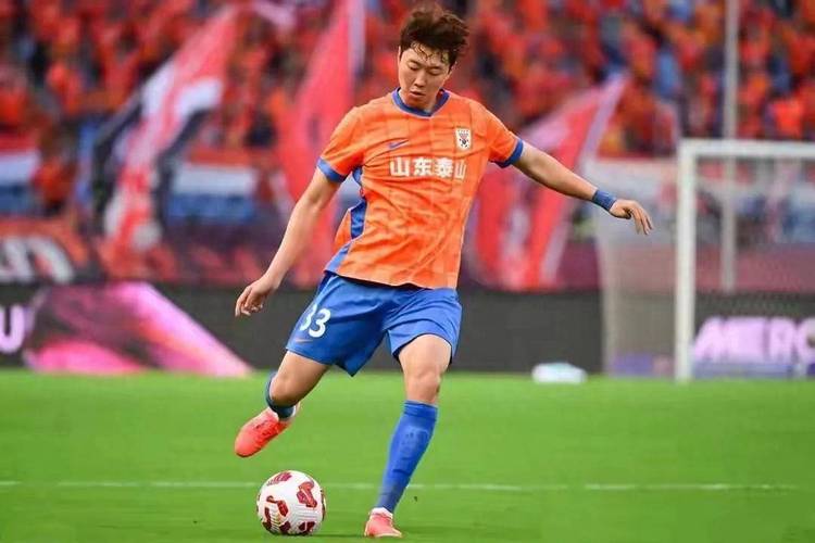 记者：高准翼参加泰山赛前训练，没有佩戴护具