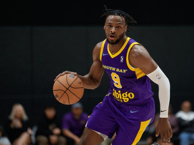 越发高效~布朗尼本季G联盟常规赛保持全胜 场均15.5分进180俱乐部