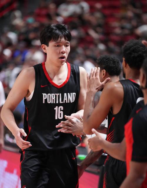 杨瀚森：NBA的联防像一朵花一样不停缩放 第一次见到这么快的转换