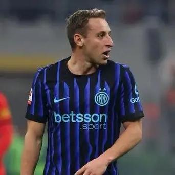 土媒：费内巴切夏季目标包括莱万、格雷茨卡和塞内西