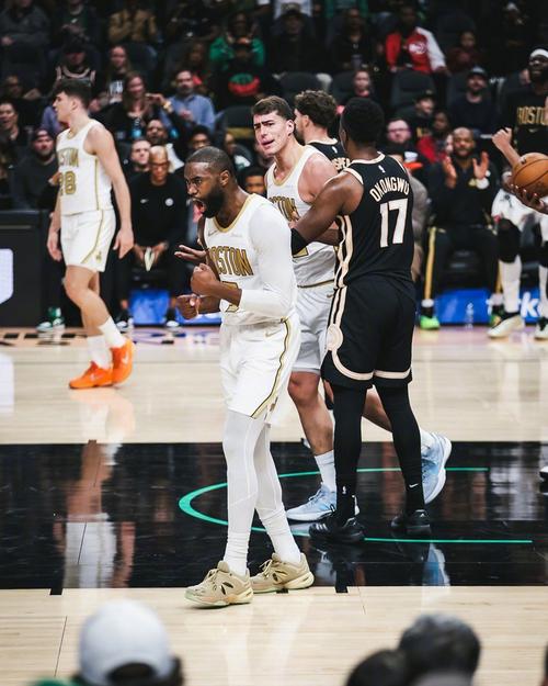 杰伦·布朗：我不会刻意造犯规也不假摔 但现在好像不得不这样做