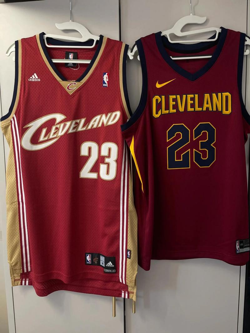 历史进球王！詹姆斯晒球衣特制补丁：祝贺你啊大兄弟