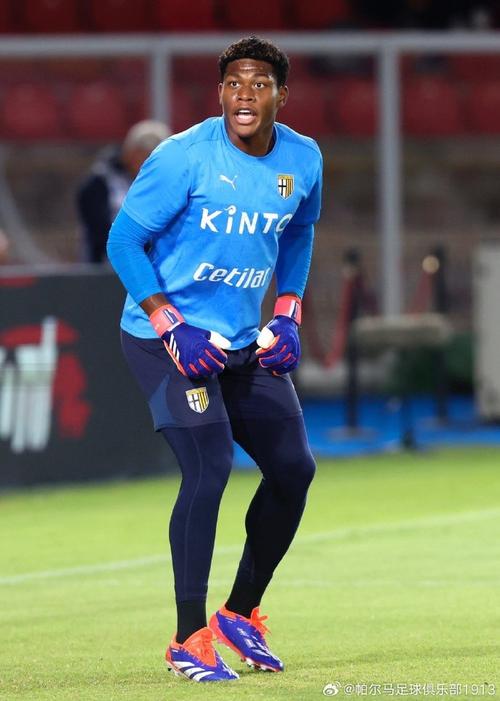 是个狠人！帕尔马主帅：铃木彩艳当时手指37处骨折仍坚持了10分钟