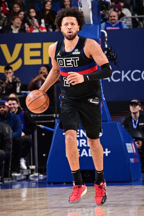 这场三双稳了吧？坎宁安半场出战17分钟 拿到7分6板9助