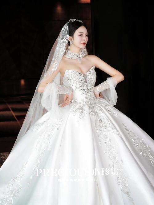 太阳报：萨卡女友一袭低胸礼服参加婚礼 去年已同意萨卡求婚