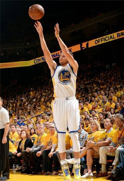 库里，38岁，“玩篮球”