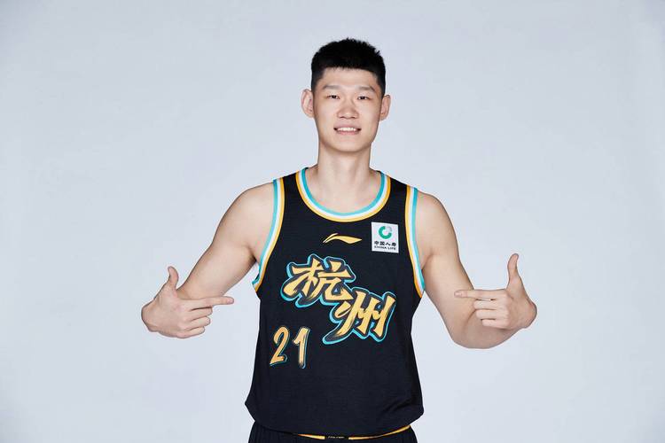 勤勤恳恳！胡金秋CBA生涯篮板数达到4219个 升至历史第8位