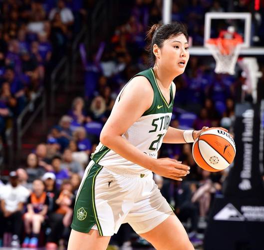 被针对了？中国女篮首节被怒吹8次犯规 李月汝不到3分钟被吹3犯