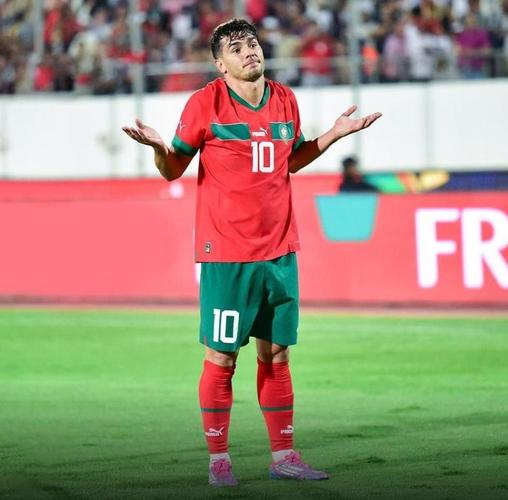 迪亚斯为皇马出战150场比赛，弗洛伦蒂诺向他颁发纪念球衣