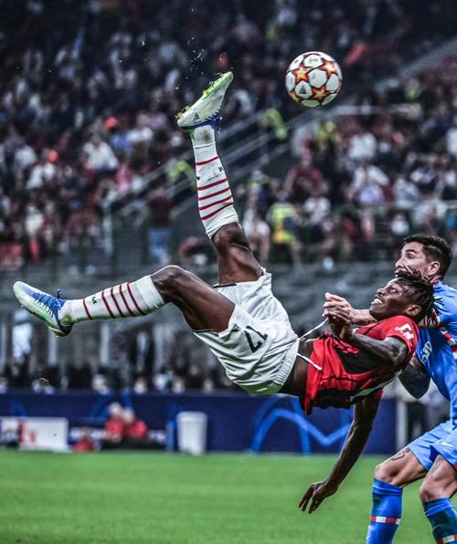 今日实现了！居莱尔曾多次尝试超远吊射，如今68米吊射破门