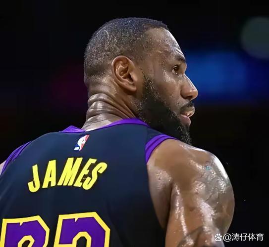 里夫斯：詹姆斯都4万岁了 还拼抢地板球 这体现了湖人的精神