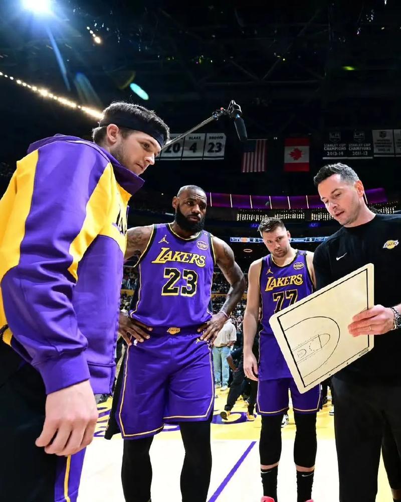 媒体人：东契奇绝杀比赛 里夫斯带进加时 老詹的鱼跃点燃了全队