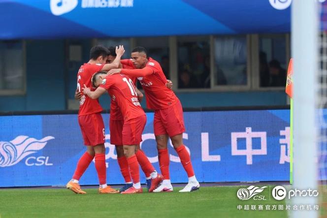 河南俱乐部彩陶坊2-1云南玉昆 姆布拉首球、纳萨里奥造乌龙