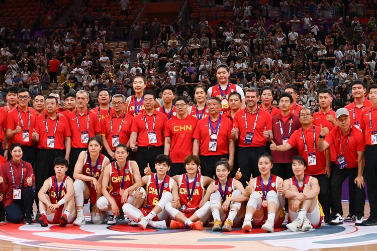 拿到世界杯门票！FIBA官博晒中国女篮庆祝晋级世界杯正赛合影