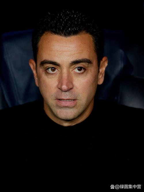 记者：哈维已经抵达诺坎普，将与候选人丰特同时段投票