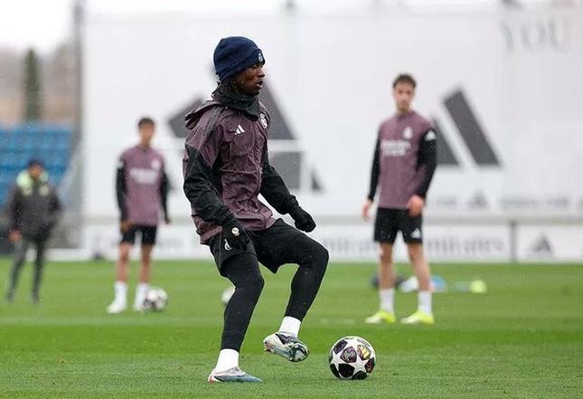 记者：姆巴佩、卡雷拉斯预计随队前往曼彻斯特，阿森西奥出战存疑