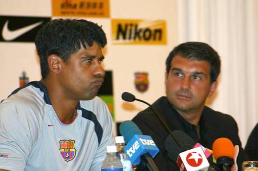 世体：巴萨球员赛后参与俱乐部主席选举投票，拉波尔塔也在现场