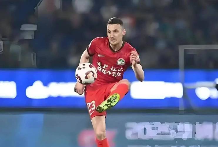 22岁让·克劳德进生涯首球！与球迷擂鼓互动：第一次打，还可以吧