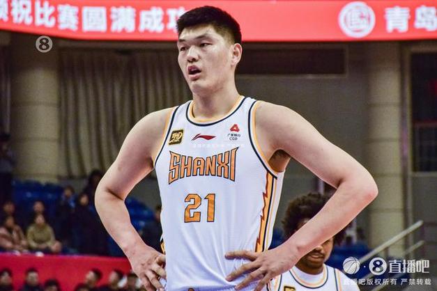 媒体人：曾繁日拳击刘传兴下体是失去理智 职业球员不能砸人饭碗