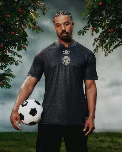 伯恩茅斯股东迈克尔·B-乔丹获得奥斯卡奖，英超俱乐部老板首人