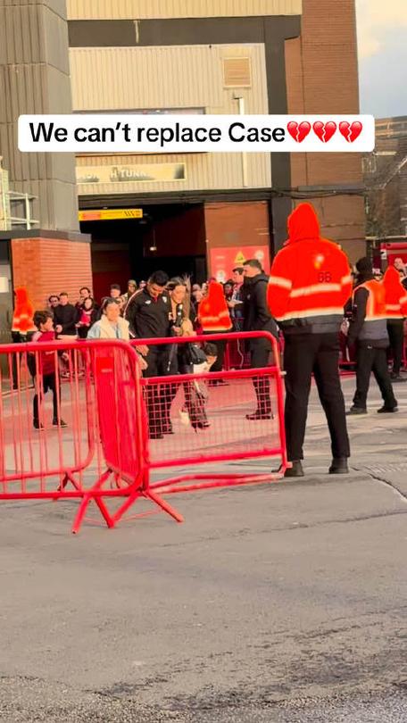 双向奔赴！卡塞米罗庆祝时频频指向队徽，赛后球迷高唱再留一年！