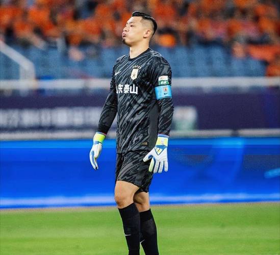 王大雷感谢92岁球迷奶奶：您都92岁了还看我踢球，我真的无比荣幸