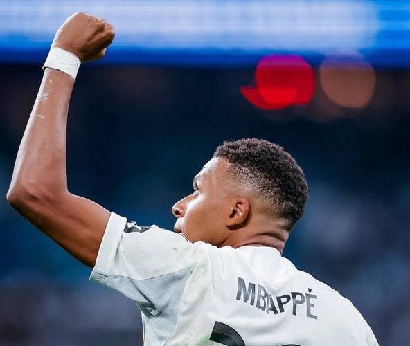 记者：姆巴佩今天将与阿韦洛亚商量，决定对阵曼城是首发还是替补